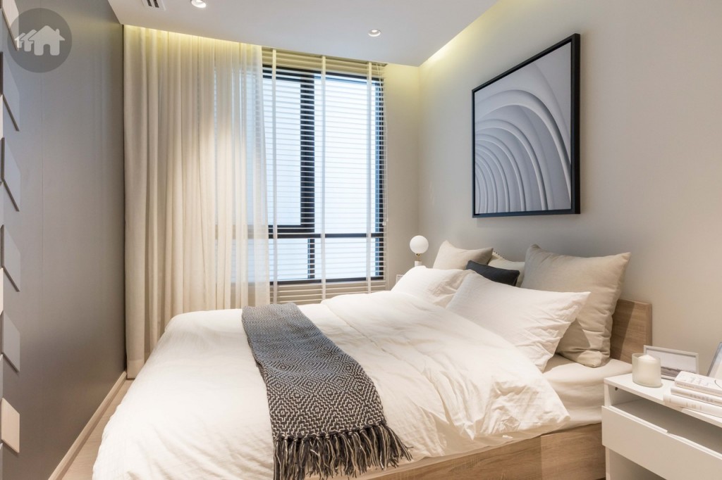 ห้องนอนขนาดใหญ่ มาพร้อมฐานเตียงขนาด 5 ฟุต และโต๊ะข้างเตียง 2 ตัว ปลายเตียงห่างจากผนังประมาณ 40 เซนติเมตร ข้างเตียงห่างจากหน้าต่างกระจกบานเลื่อน และบานฟิกซ์ประมาณ 50 เซนติเมตร 