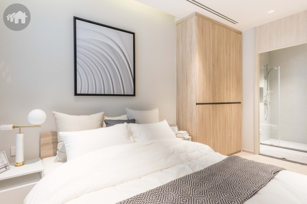 อีกด้านเป็นที่วางตู้เสื้อผ้าบิลท์อิน ทางเดินกว้างประมาณ 2 เมตร 