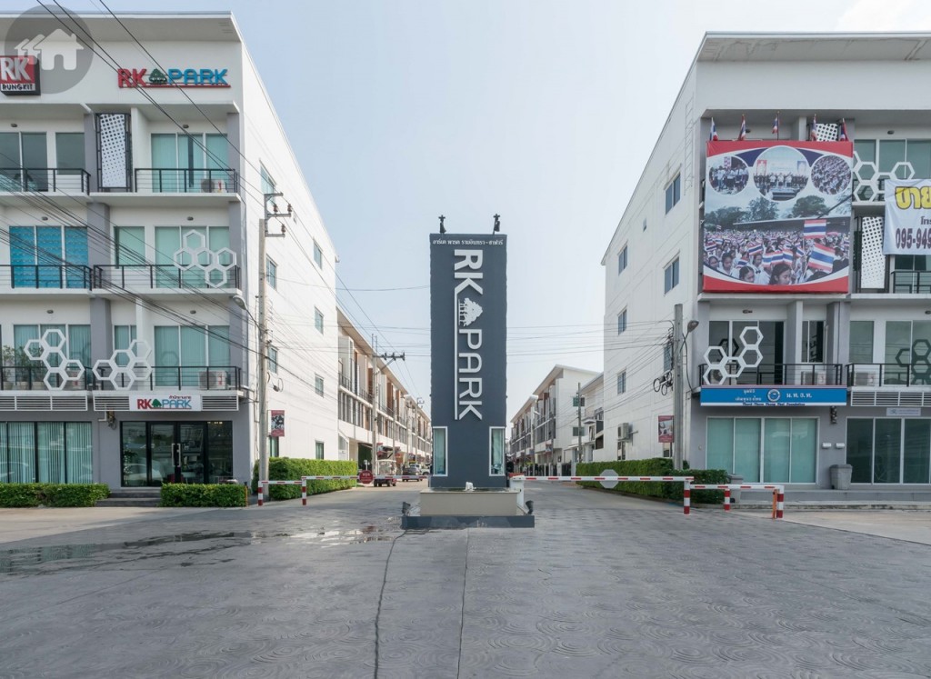 ด้านข้างทั้งสองฝั่ง ตึกที่หันหน้าออกถนนเลียบคลองสอง คือโฮมออฟฟิศ (อาคารพาณิชย์ 4 ชั้น) จำนวน 6 ยูนิต