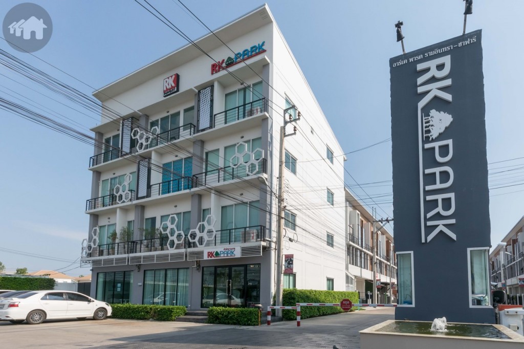 สำนักงานขายของโครงการจะอยู่ที่โฮมออฟฟิศตึกซ้ายมือ ตรงมุมสุดติดทางเข้าโครงการ