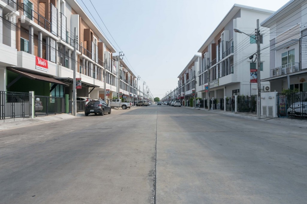 ถนนภายในโครงการ กว้าง 16 เมตร