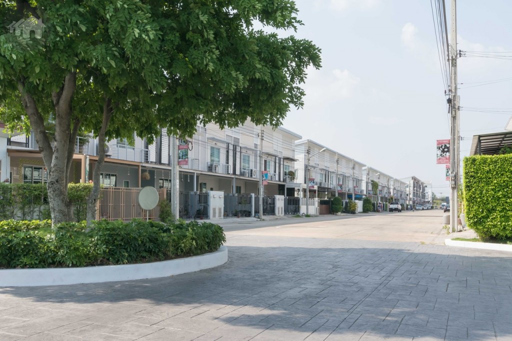 สองฝั่งจะเป็นทาวน์โฮม 2 และ 3 ชั้นเฟสแรก ซึ่งขายหมด บางบ้านนอกจากจะอยู่อาศัยแล้ว ยังได้ทำเป็นบริษัท และร้านขายของ ภายในโครงการอีกด้วย 