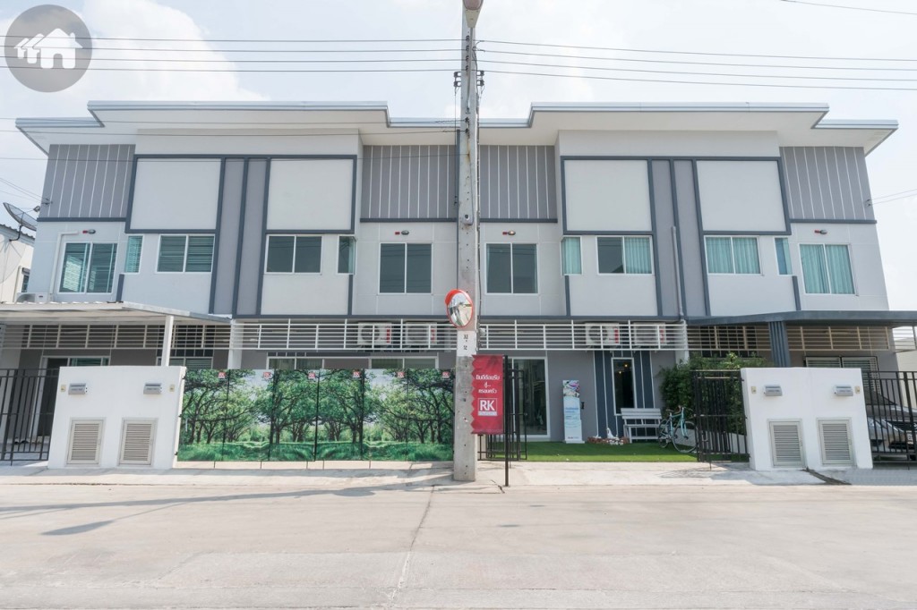 ทาวน์โฮมที่เปิดขายเฟส 2 อยู่ด้านในถัดจากเฟสหนึ่งของโครงการ เป็นแบบ 2 ชั้น