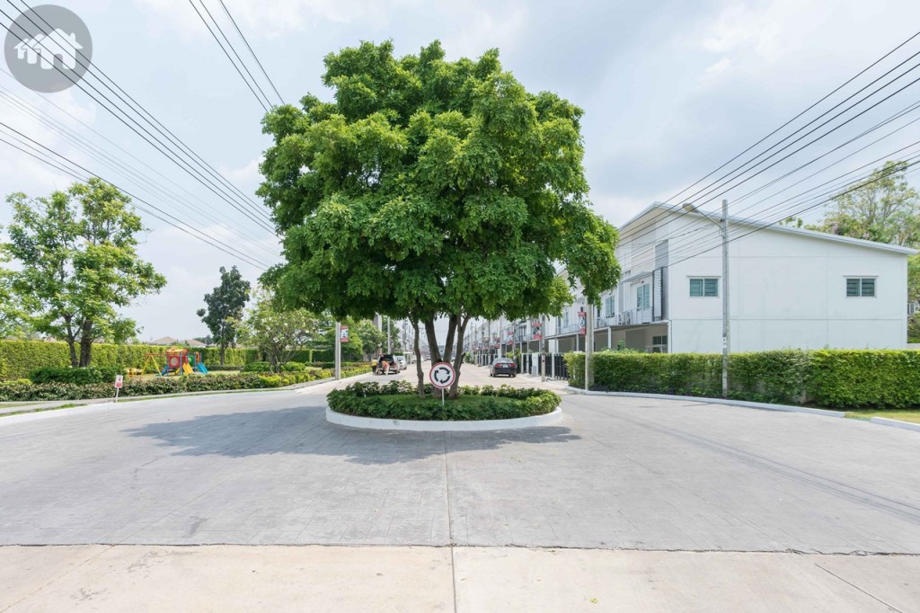 เมื่อตรงเข้าไปในโครงการเรื่อยๆ จะเจอกับวงเวียน ด้านซ้ายมือจะเป็นสวนพักผ่อน