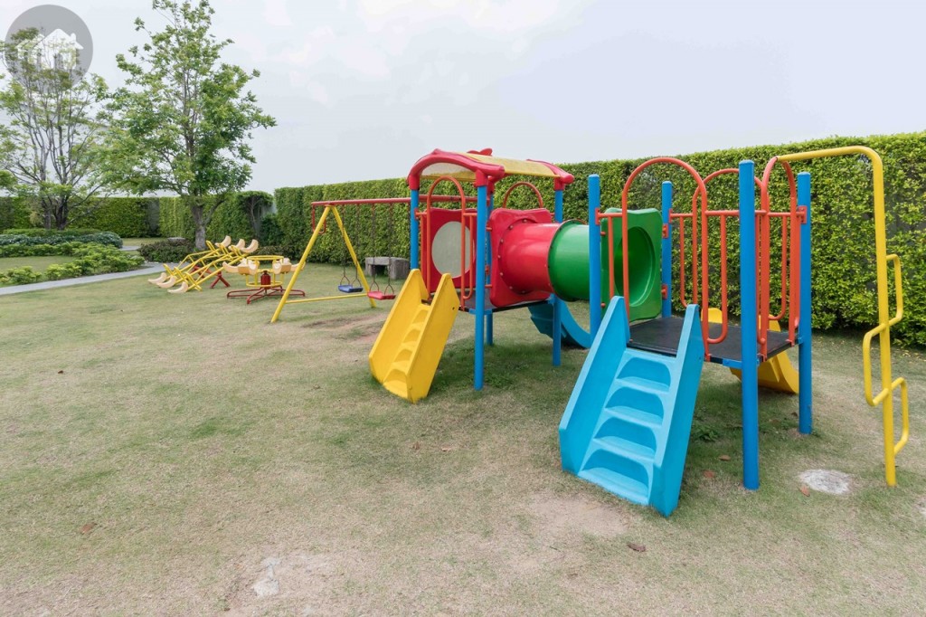 ในสวนจะมีสนามเด็กเล่น โดยมีเครื่องเล่นหลายชนิดจัดวางเรียงกัน