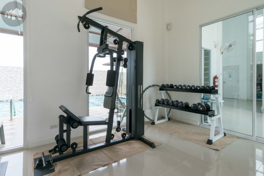 ภายในห้องฟิตเนสมีเครื่องออกกำลังกาย เพดานห้องยกสูง ดูโปร่งโล่ง อากาศไหลเวียน