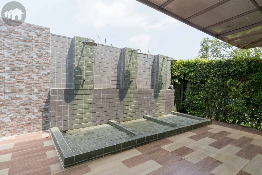 ถัดเข้าไปจะเป็นส่วนของสระว่ายน้ำ และที่อาบน้ำก่อน-หลังลงสระ