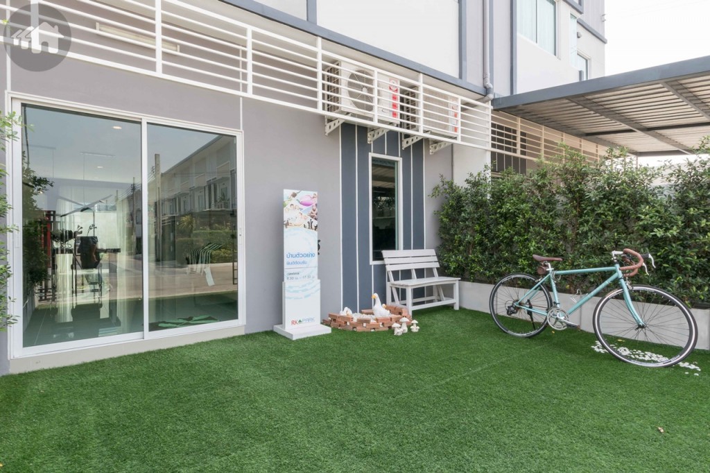 ด้านหน้าของตัวบ้าน โครงสร้างของบ้านเป็นพรีคาสท์ (Precast)