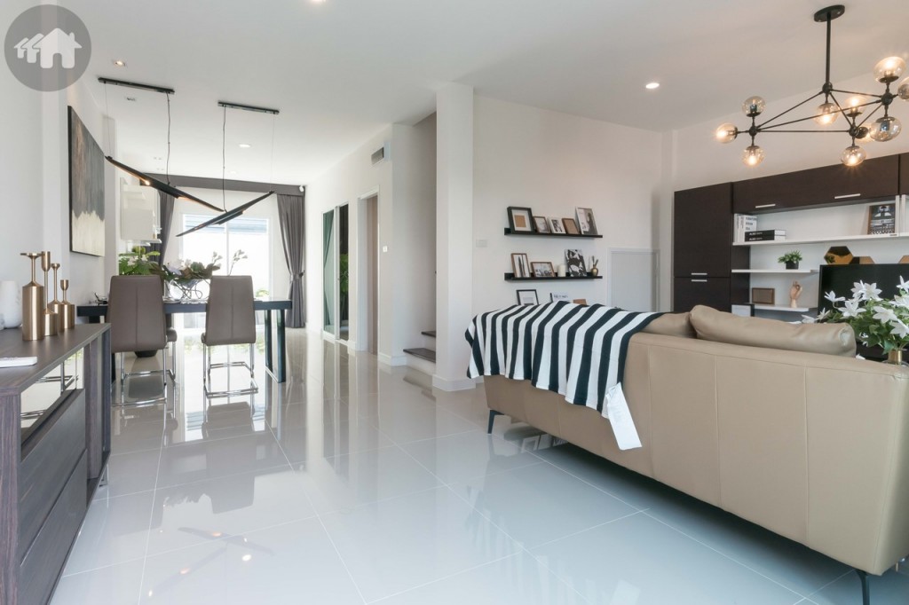 เข้ามาภายในบ้านเป็นโซนห้องรับแขก เชื่อมต่อกับห้องรับประทานอาหารและห้องครัว