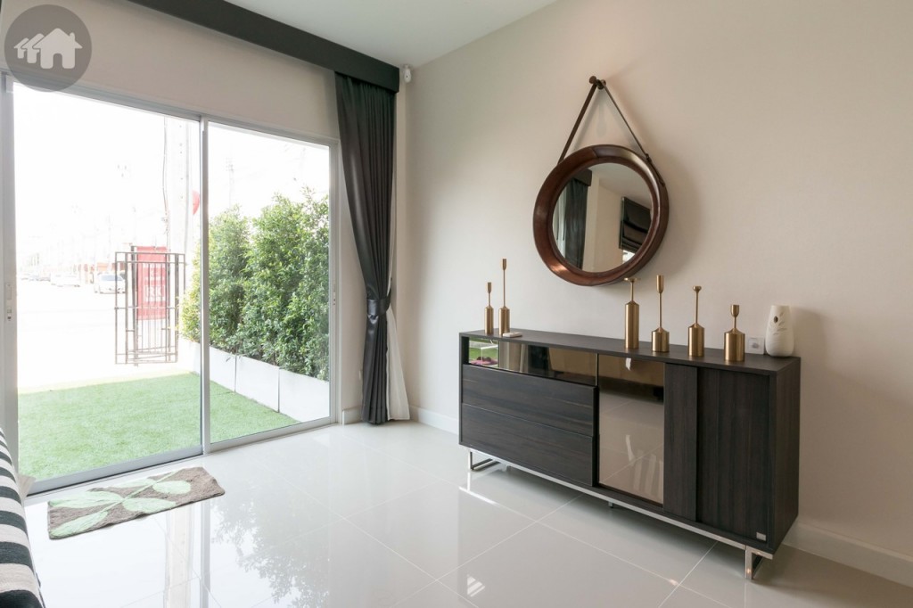 ประตูบ้านเป็นแบบบานเลื่อนกระจกใส ด้านริมประตู วางที่เก็บรองเท้าได้