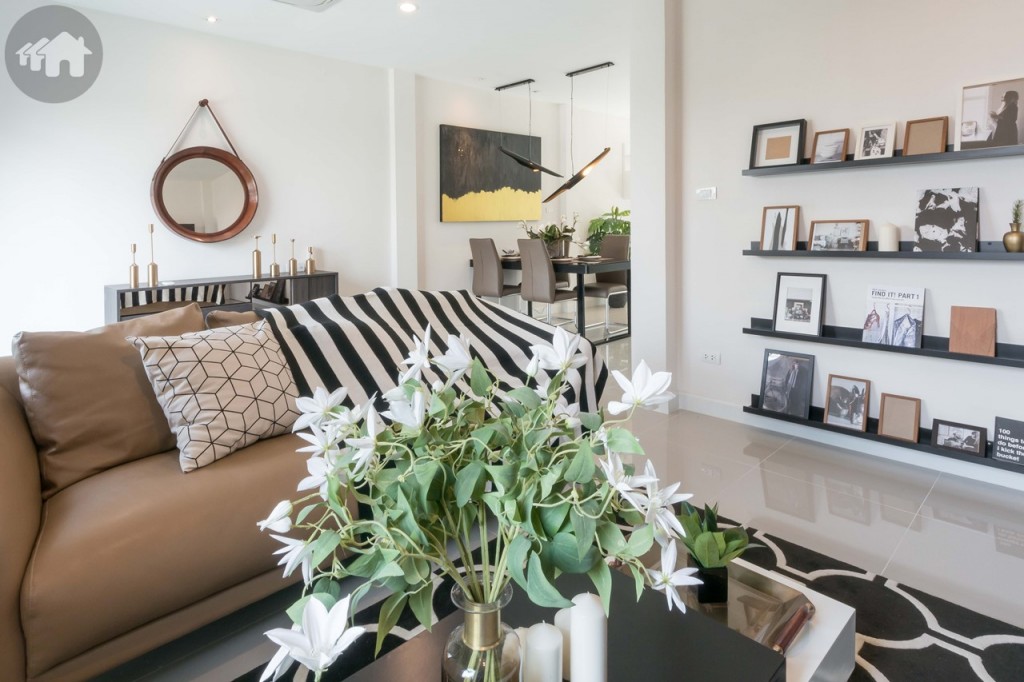 มุมนี้จัดวางโซฟา โต๊ะ ชั้นวางบิลท์อินเป็นที่วางของและโทรทัศน์ได้หรือจะจัดให้เป็นมุมรับแขก ก็โล่ง โปร่ง สบาย