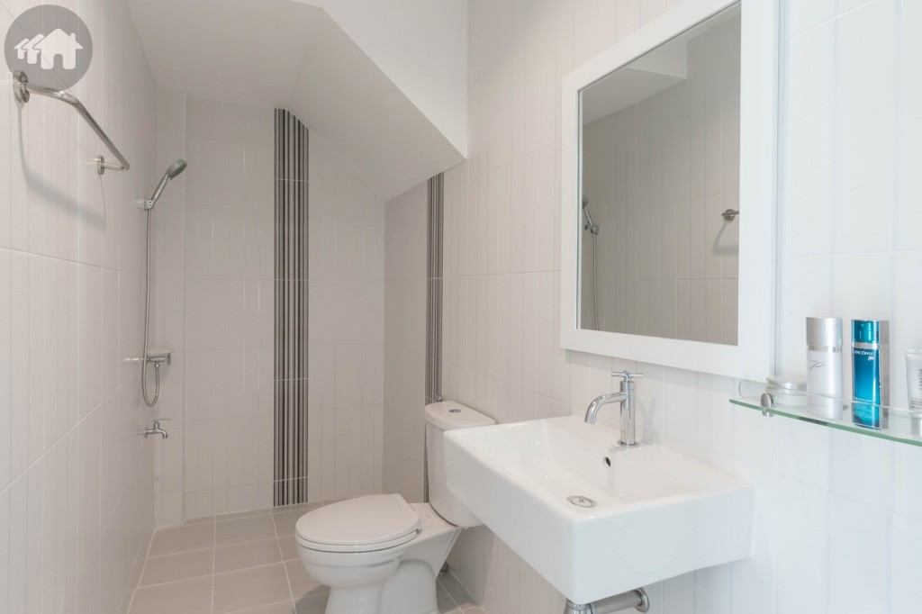 ตรงเข้าไปอีกนิด ด้านขวาจะเป็นห้องน้ำ