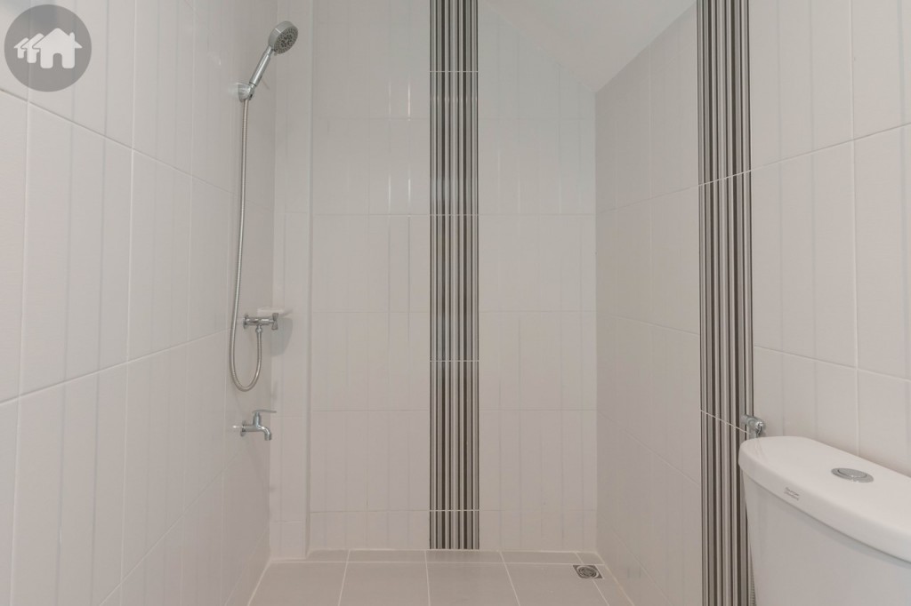 สุขภัณฑ์ของ American Standard และ Marvel สีขาว ส่วนพื้นเป็นกระเบื้องเซรามิกปูสูงจรดฝ้า