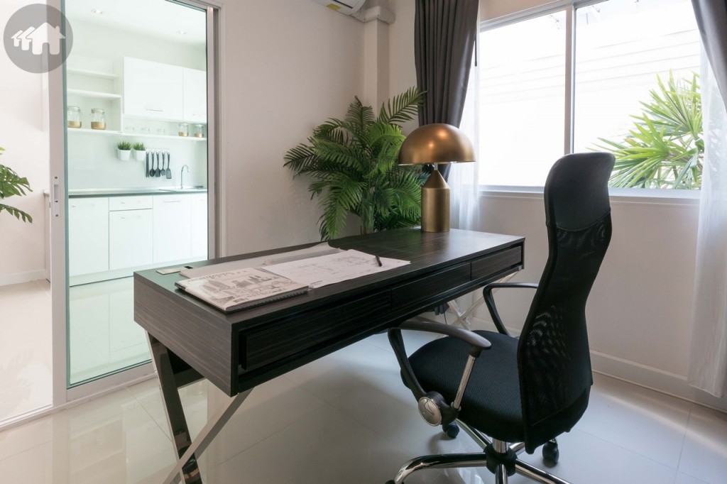 ถัดจากห้องน้ำจะเป็นห้องนอน แต่บ้านตัวอย่างนี้จัดให้เป็นห้องทำงาน ทั้งนี้ผู้อยู่อาศัยสามารถปรับการใช้งาน ได้ตามต้องการ เช่น ทำเป็นห้องนั่งเล่น ห้องอ่านหนังสือ ห้องนอนสำหรับผู้สูงอายุ และห้องนอนสำหรับคุณแม่หลังคลอด เป็นต้น 