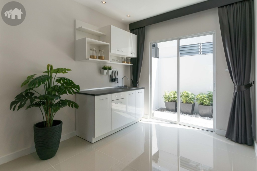 ริมสุดจะเป็นมุมครัว สามารถจัดวางเคาน์เตอร์ครัวได้ ด้านข้างสามารถวางตู้เย็นใหญ่ๆ ได้อีกหนึ่งหลัง