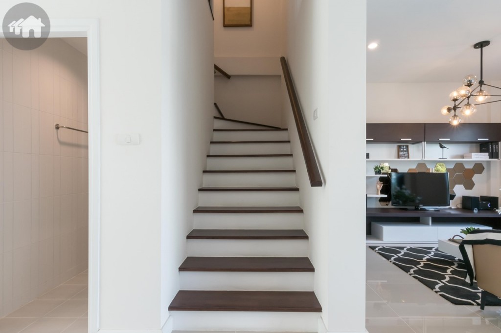 ต่อไปจะพาไปดูชั้นสองของบ้านกันบ้าง บันไดเป็นไม้แท้ ดีไซน์วนโค้งขึ้นไปข้างบน