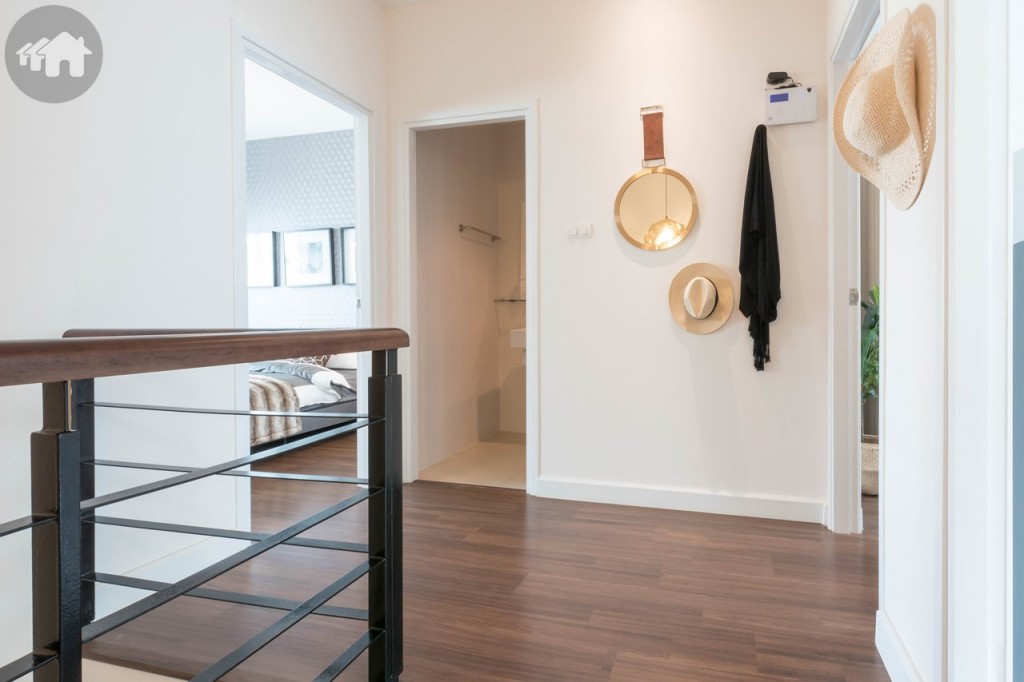 ด้านบนจะมี 4 ห้อง ปูด้วยพื้นลามิเนต