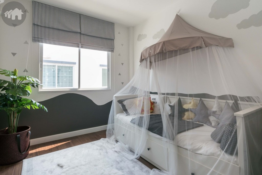 ห้องเล็กทางขวามือห้องแรก สามารถวางเตียงเดี่ยวและตู้เสื้อผ้าอยู่ได้สบายๆ ไม่รู้สึกอึดอัด 