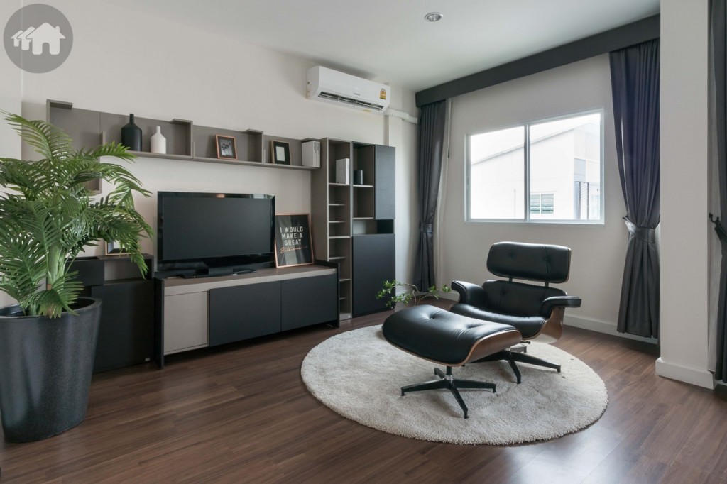 นอกจากนี้ยังมีพื้นที่ในห้องเหลืออีกมากมาย ลูกค้าจะเพิ่ม walk-in closet เข้ามาเพื่อตอบโจทย์การอยู่อาศัยของสาวๆ ก็ทำได้สบายกับ Master Bedroom ที่กว้างเท่าตัวบ้านคือ 5.7 ม.