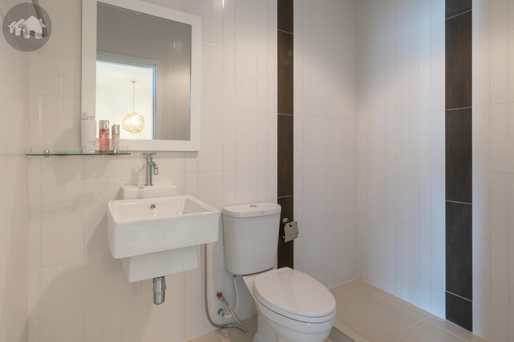 ต่อไปเป็นส่วนของห้องน้ำ ที่อยู่ด้านนอก ซึ่งมีขนาดกว้างขวาง