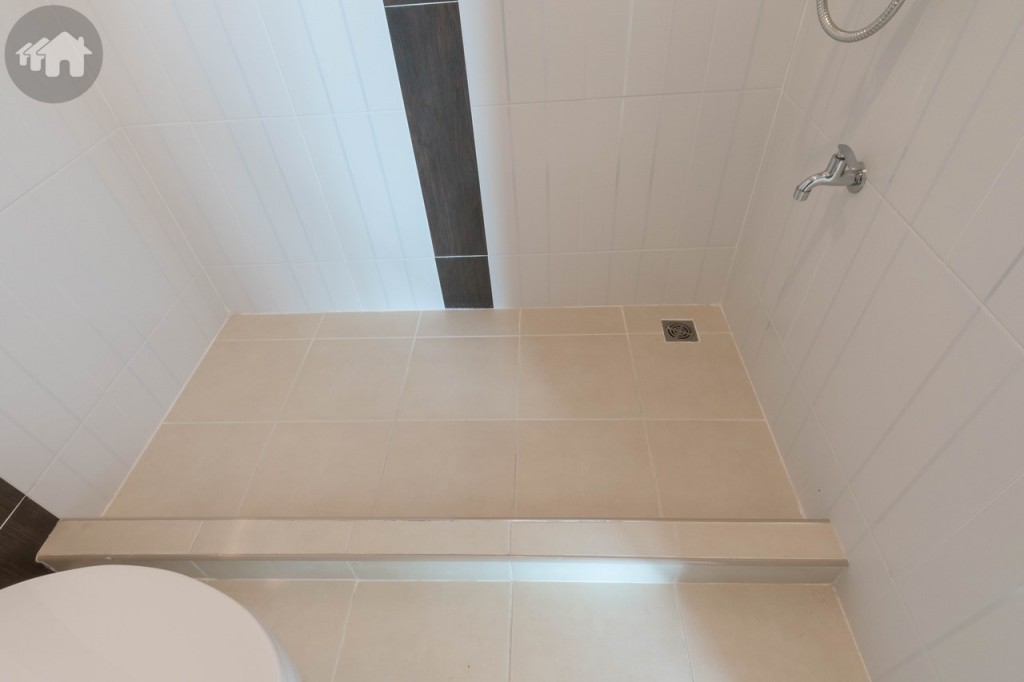 โซนฝักบัวอาบน้ำ มีขอบปูนยกสูงป้องกันน้ำไหลออกมาส่วนอื่นของห้องน้ำ