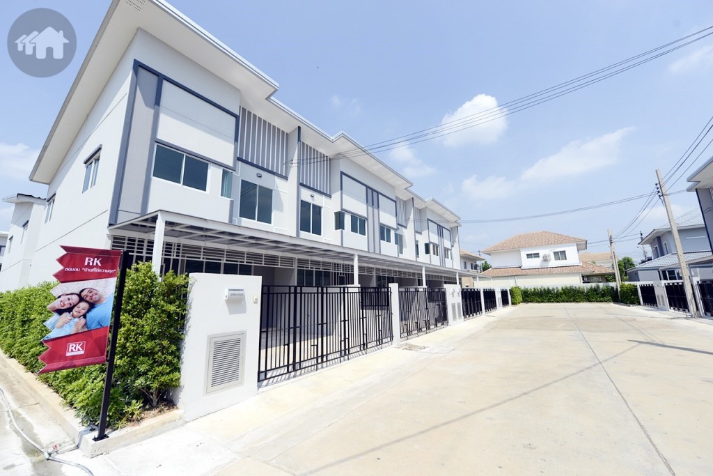 บ้านบางหลังที่อยู่ในโปรโมชั่น จะได้รับเฟอร์นิเจอร์ฟรีตามข้อกำหนดของโครงการ