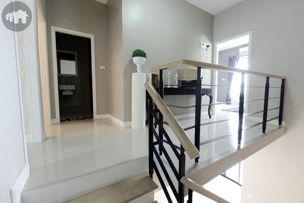 ไปสำรวจชั้นสองกันบ้าง เมื่อขึ้นไปจะเจอห้องอยู่ทั้งฝั่งขวาและฝั่งซ้าย