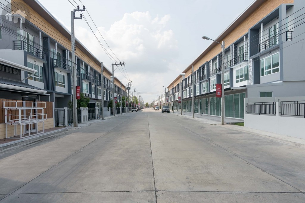 เมื่อเข้าสู่โครงการ จะเจอกับทาวน์โฮม 3 ชั้นเฟสใหม่ที่กำลังเปิดขายทั้งสองข้าง