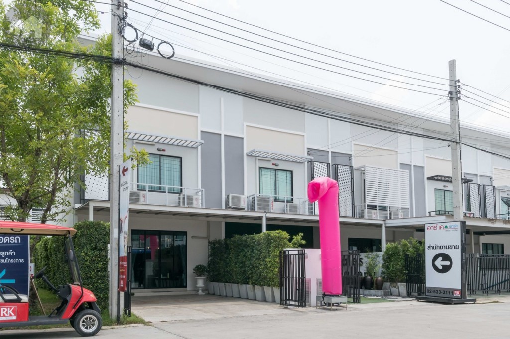 ถัดไปไม่ไกลนัก จะมีป้ายบอกสำนักงานขายทางซ้ายมือ