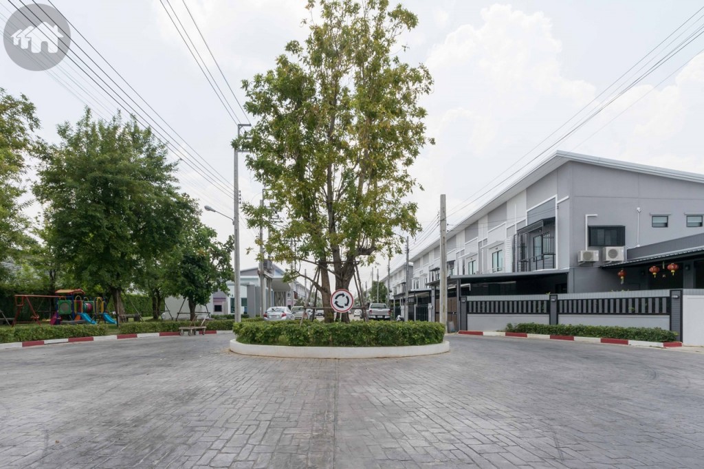 เมื่อตรงไปจนถึงวงเวียนจะเจอกับสวนสาธารณะภายในโครงการ อยู่ทางซ้ายมือ