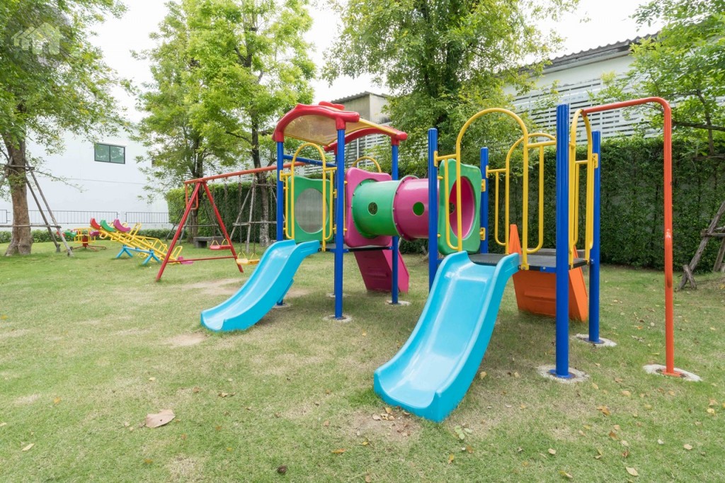 สวนสาธารณะสีเขียวขนาดใหญ่ให้ความร่มรื่น สามารถนั่งพักผ่อน มีสนามเด็กเล่นที่มีเครื่องเล่นหลายชิ้น