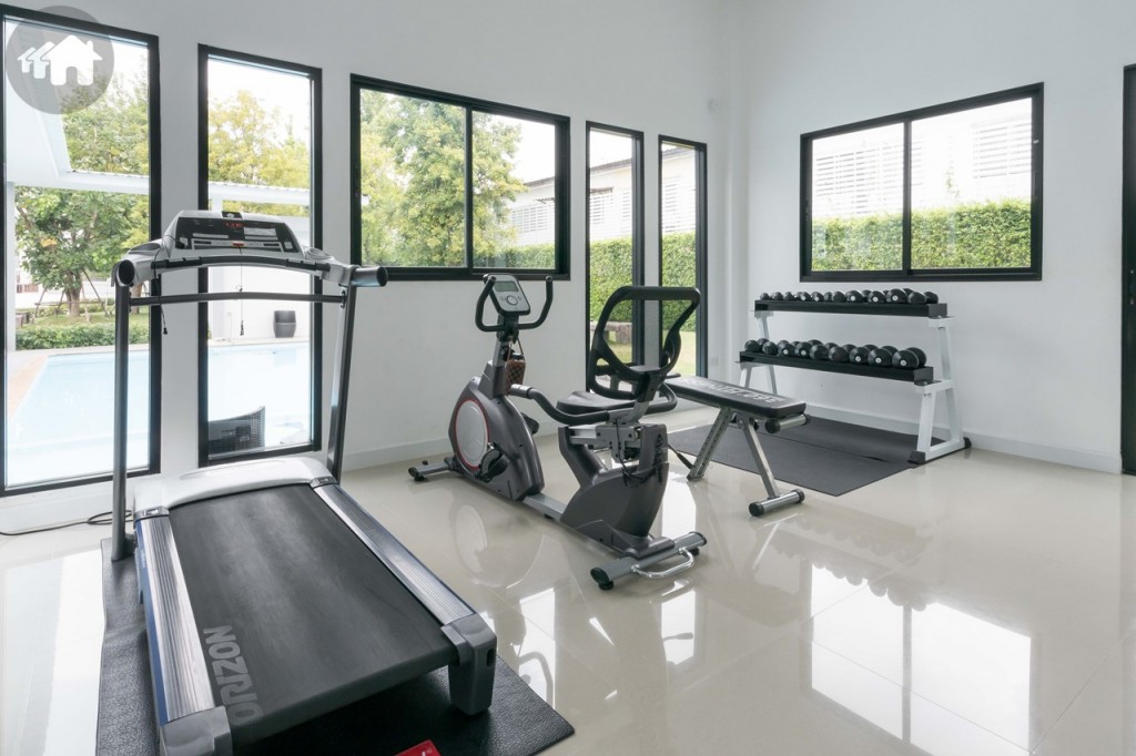 มีห้องฟิตเนส มีเครื่องออกกำลังกายให้บริการ