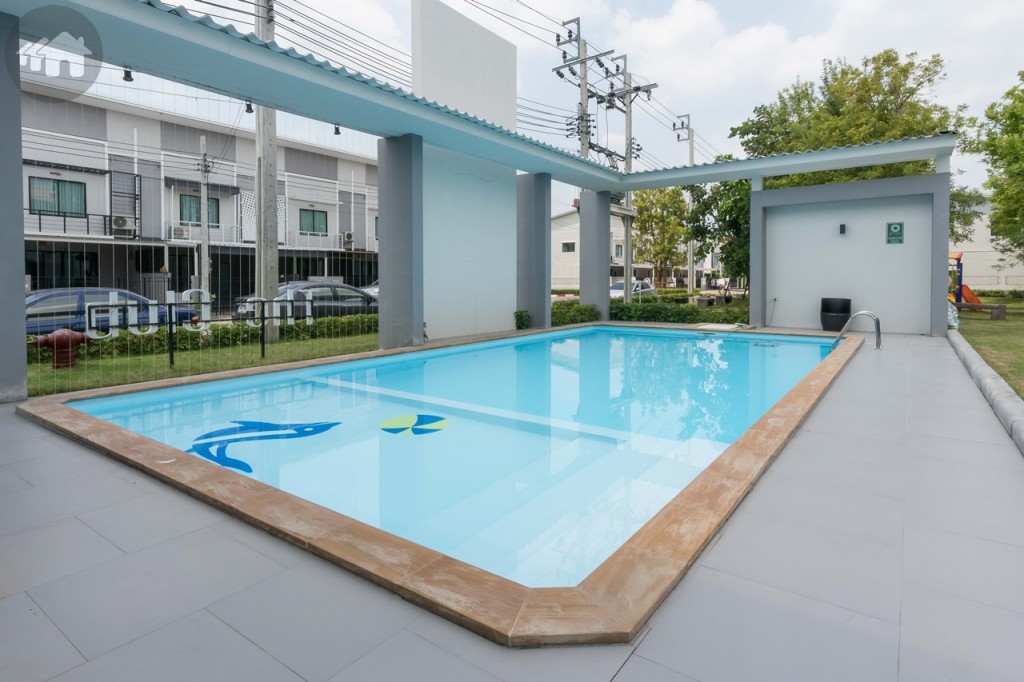 ด้านหลังคลับจะเป็นสระว่ายน้ำ