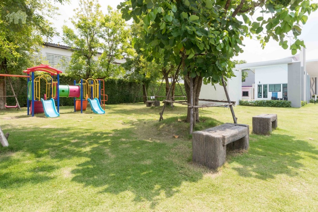 สนามหญ้าสีเขียวและต้นไม้รายล้อมคลับเฮ้าส์ ให้ความร่มรื่น สดชื่น