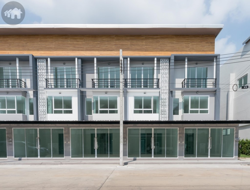 ทาวน์โฮม 3 ชั้น หน้ากว้าง 4.4 เมตร แบบไม่มีรั้วกั้น แต่มีการออกแบบ ให้ชั้นล่างใช้สอยแบบเต็มพื้นที่