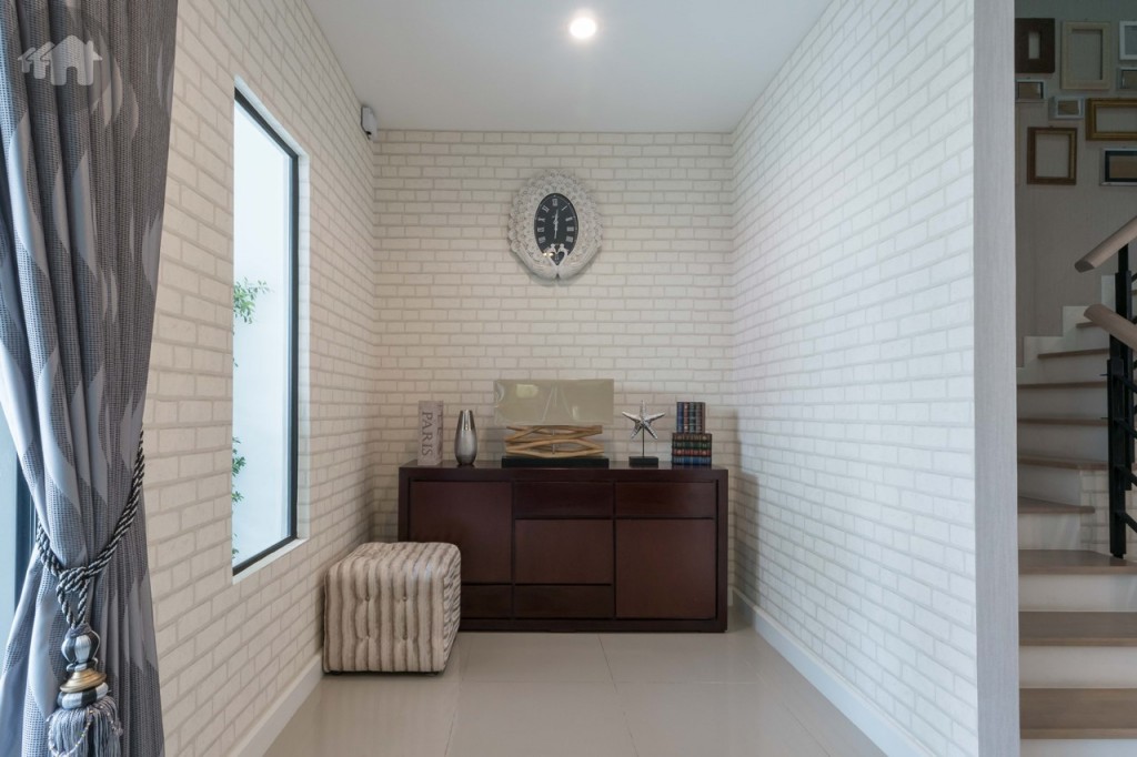 เมื่อเข้ามาในบ้าน ด้านข้างถูกประตูออกแบบให้เป็นช่องมุมสำหรับวางโต๊ะอเนกประสงค์ได้