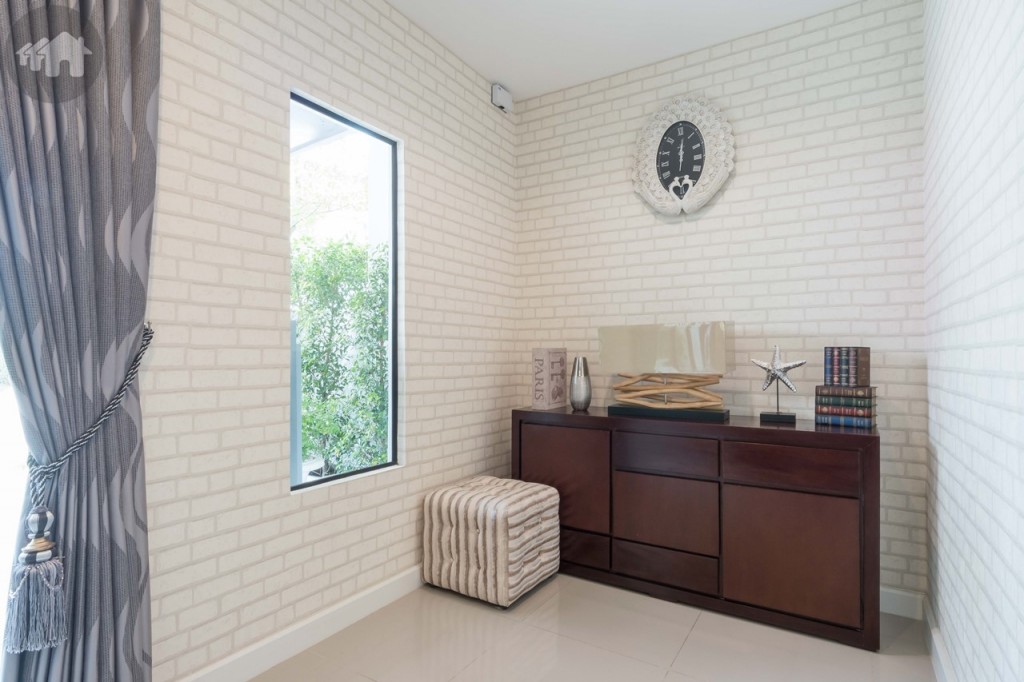 มีกระจกด้านข้างเพิ่มแสงสว่างธรรมชาติ ส่วนผนังเป็นโครงสร้างคอนกรีตเสริมเหล็ก