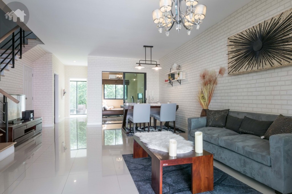 มุมนั่งเล่นและรับแขก เป็นส่วนแรกที่เจอ สามารถจัดวางโต๊ะ โซฟา และของตกแต่งสวยงามได้