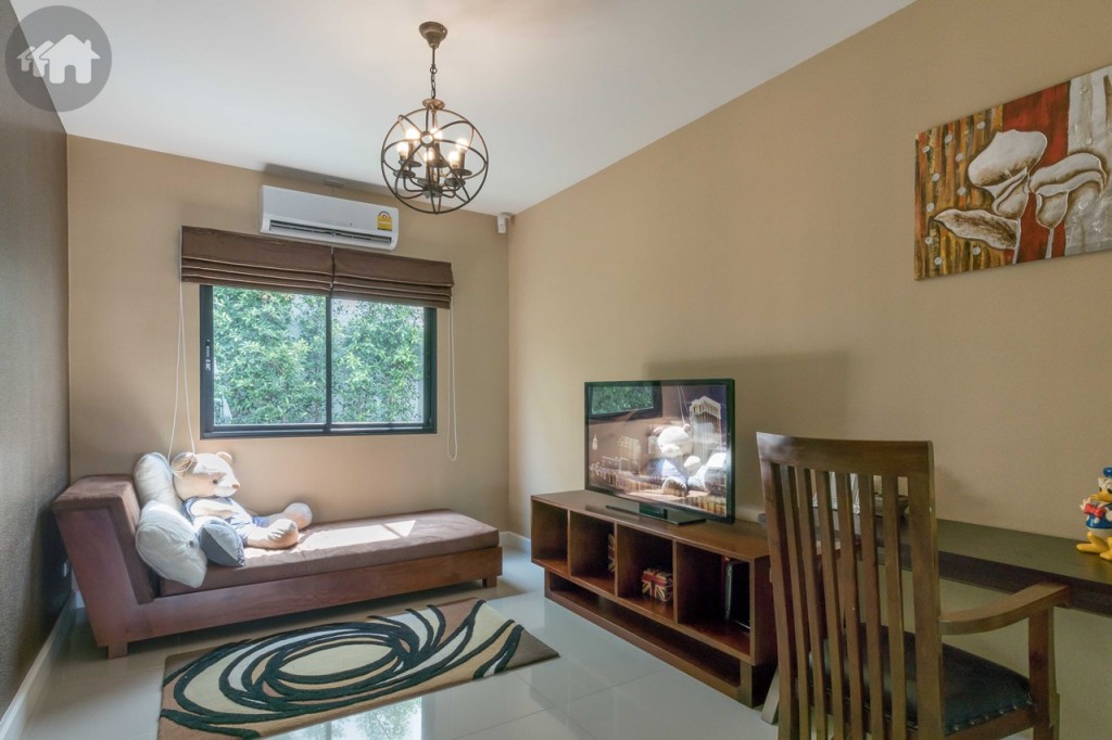 ห้องนอนชั้นล่าง ที่สามารถปรับเปลี่ยนเป็นห้องอเนกประสงค์ได้ ถือเป็นจุดเด่นของโครงการ RK Park ที่เน้นพื้นที่ใช้สอยเป็นสัดส่วนภายในตัวบ้าน