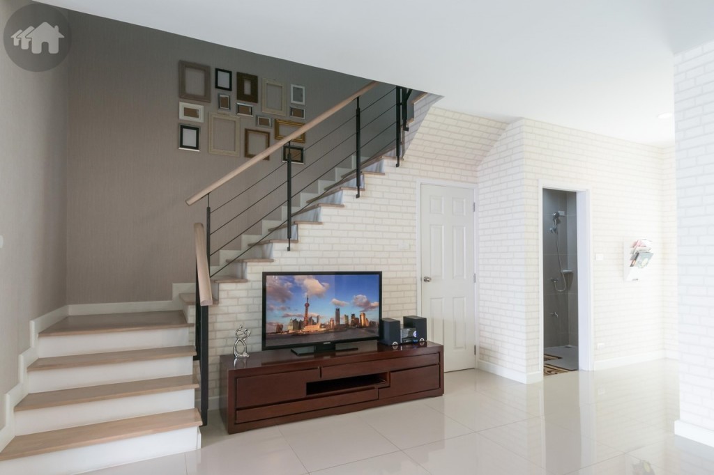 ตรงข้ามสามารถวางโต๊ะทีวีได้บริเวณมุมบันได ส่วนใต้บันไดมีห้องเก็บของขนาดใหญ่ พื้นเป็นกระเบื้องแกรนิตโต้ ขนาด 60*60 เซนติเมตร