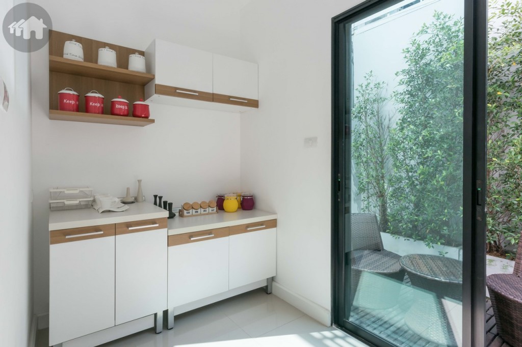 มุมครัวอยู่มุมด้านหลัง ติดประตูเลื่อนหลังบ้าน บริเวณนี้สามารถจัดวางเคาน์เตอร์ครัว และติดบิลท์อินเก็บของ