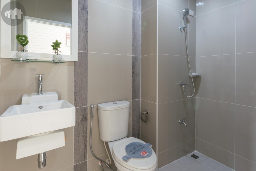 ด้านข้างมุมครัว เป็นห้องน้ำกว้าง  ติดตั้งฝักบัวอาบน้ำให้ 