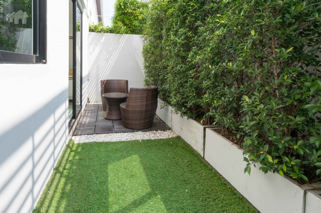 ด้านหลังบ้านมีพื้นที่กว้าง สามารถจัดวางโต๊ะเก้าอี้ นั่งพักผ่อนได้