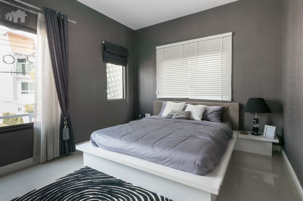 ห้องทางขวาเป็นห้องนอนขนาดใหญ่ แบบหน้ากว้าง สามารถจัดวางเตียงขนาดใหญ่ได้ 