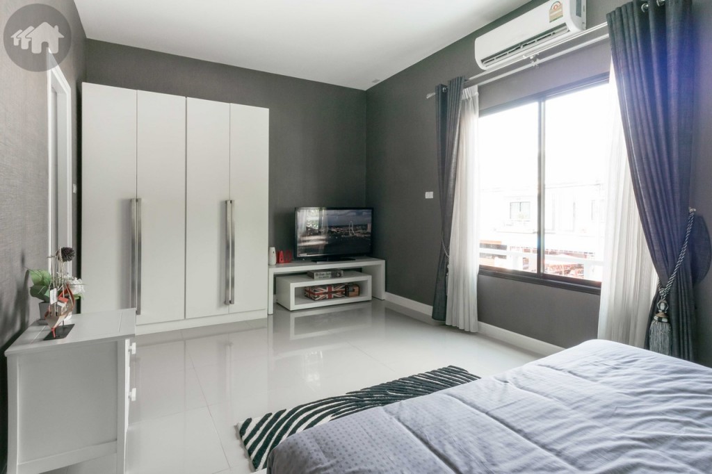 อีกด้านของห้องมีพื้นที่สำหรับจัดวางตู้เสื้อผ้า ชั้นวางของต่างๆ ได้อย่างเหลือเฟือ