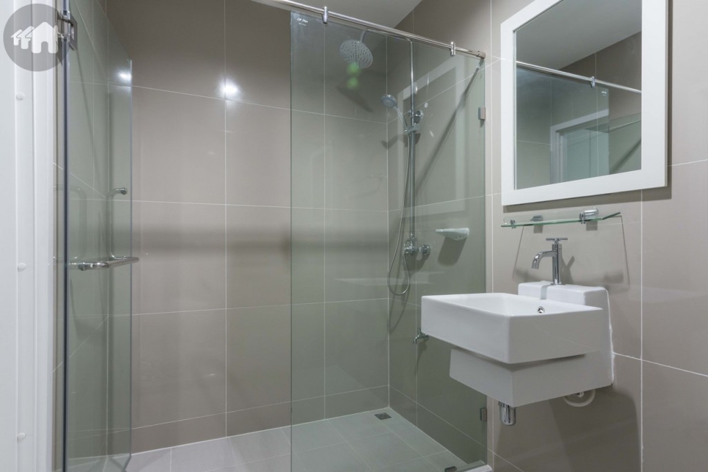 ห้องน้ำใช้สุขภัณฑ์ของ American Standard หรือเทียบเท่าสีขาว นอกจากนี้ยังมีห้องอาบน้ำกั้นกระจกใสติดตั้งให้ด้วย