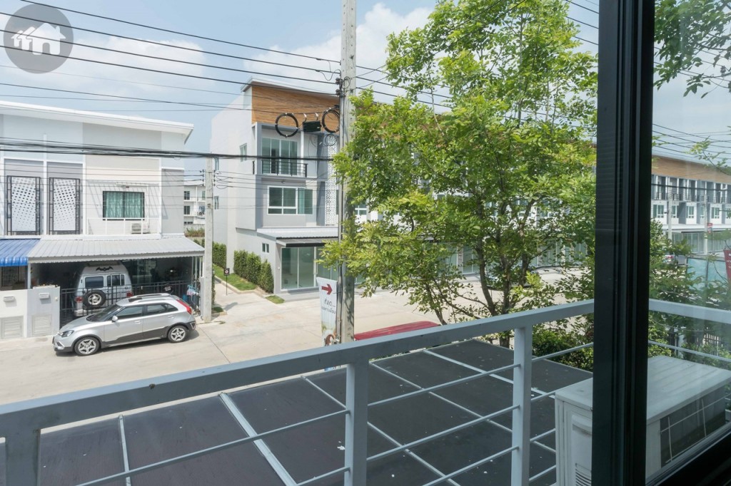 มีระเบียงห้องยื่นออกไป สามารถมองเห็นวิวถนนภายในโครงการ