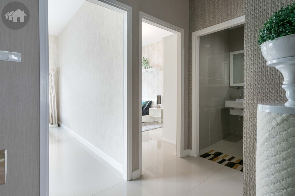 ออกจากห้องไปอีกฝั่ง มี 2 ห้องนอน และ 1 ห้องน้ำ