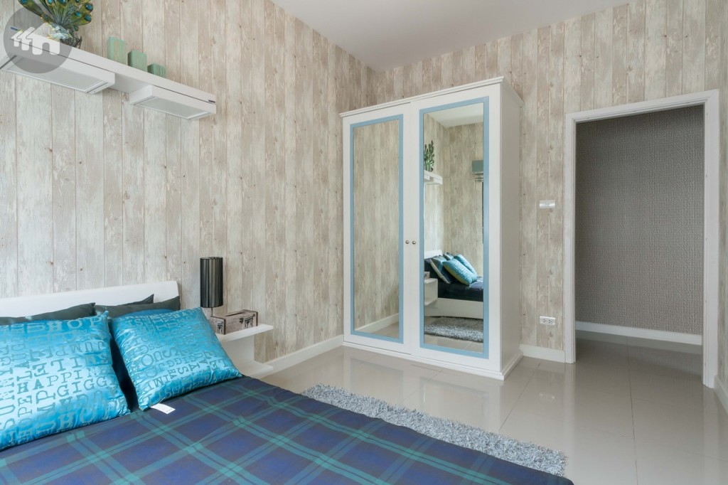 ห้องทางด้านขวา เป็นห้องนอน สามารถจัดวางเตียงขนาดใหญ่ ขนาด 5 ฟุต และวางเฟอร์นิเจอร์ได้ 