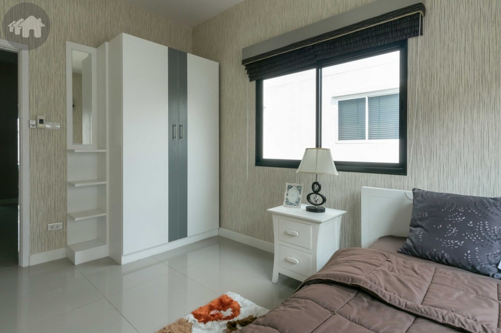 ถัดไปอีกห้องเป็นห้องนอนสามารถจัดวางเตียงขนาดใหญ่ ขนาด 5 ฟุต ได้เช่นเดียวกัน